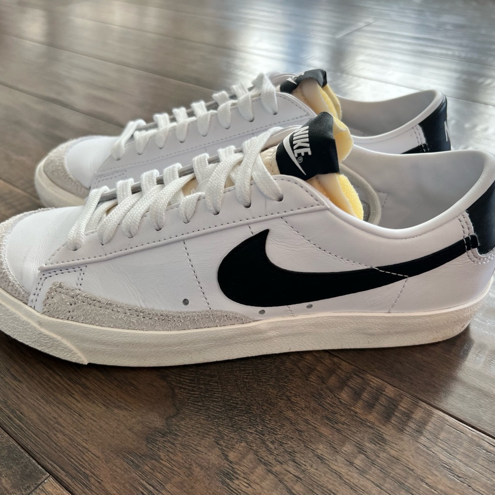Women’s Nike Blazer Low ‘77 Size 9